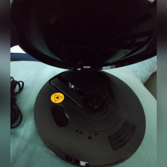 ONN PORTABLE CD PLAYER (BLACK) WITH FM RADIO and Headphones - Picture 3 of 8